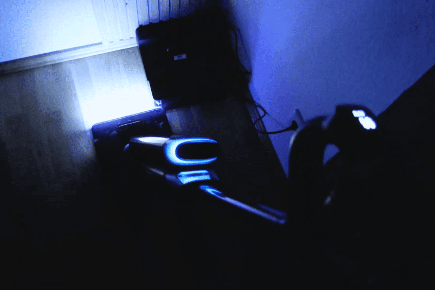 Tineco Floor One S9 Artist Boost Steam Premium bei Nacht mit eingeschaltetem Frontlicht.